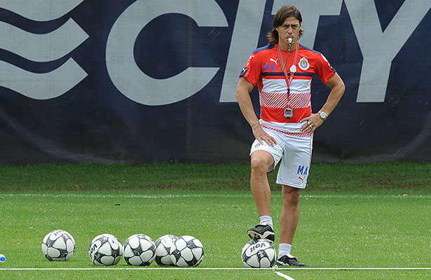 Almeyda y sus Chivas, con los pies en la tierra