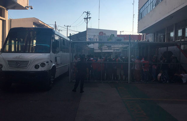 Detienen a 73 aficionados de Chivas tras alterar el orden