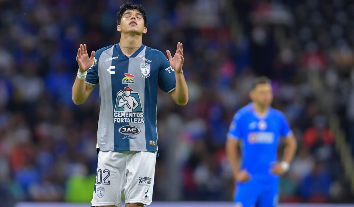 El lateral mexicano se quedará en México hasta 2026 con los Tuzos. | Foto: Adrian Macias - ESTO