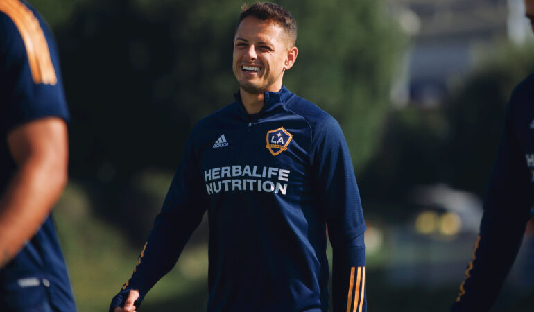 Chicharito niega que aventó la bandera de México. FOTO: @LAGalaxy