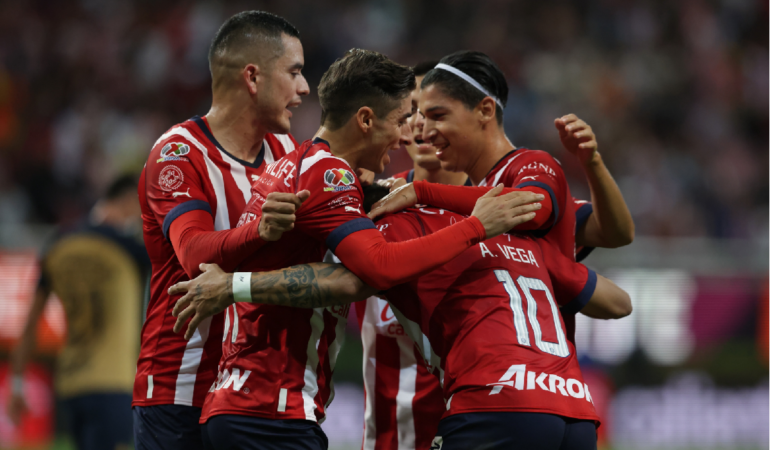 Los jugadores de Chivas festejaron efusivos uno de los goles de la victoria / Foto: Mexsport