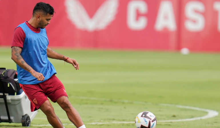 El jugador podría ser baja de cuatro a cinco meses. Foto: @SevillaFC
