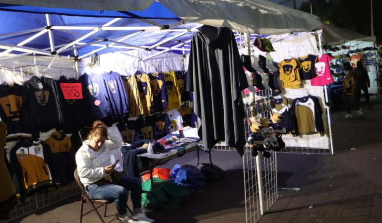La crisis de Pumas afecta a decenas de vendedores. Foto: Martín Montiel