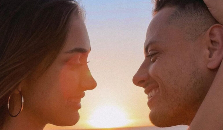 Chicharito bromeo con su novia Nicole McPherson. FOTO: Instagram @nicolemcphersn