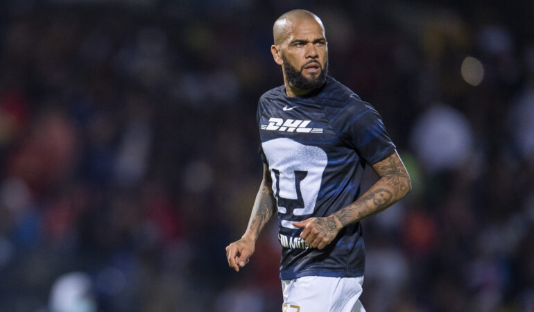 Dani Alves desmiente una lesión grave y Pumas borra comunicado. FOTO: AFP