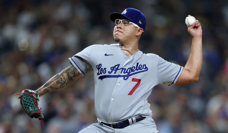 Julio Urías apoya al equipo mexicano. Foto: Harry How | AFP