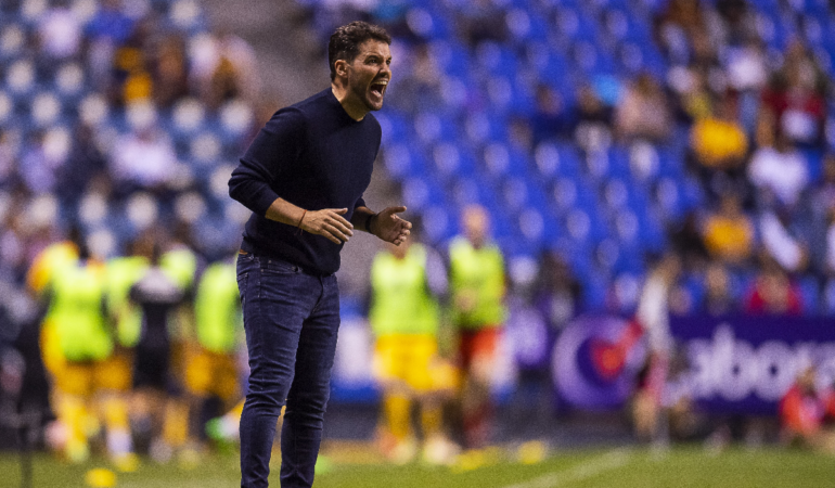 El estratega felicitó a sus jugadores. Foto: José Luis Melgarejo | mexsport