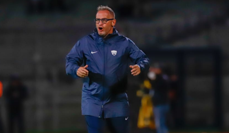 Lillini celebró con todo los goles de Pumas. FOTO: LUIS GARDUÑO