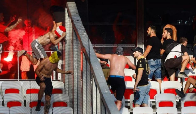 Niza vs Colonia, pelea en las gradas | Foto: AFP