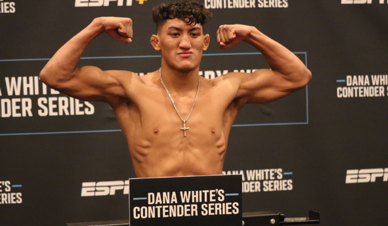 Raúl Rosas Jr. hizo historia en el UFC. Foto: @mmamania