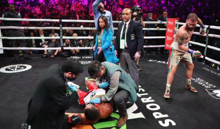 Caleb Plant simuló que enterraba a su rival / Foto: AFP
