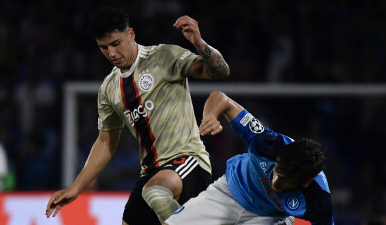 Jorge Sánchez recibió burlas por su actuación ante Napoli. FOTO: AFP