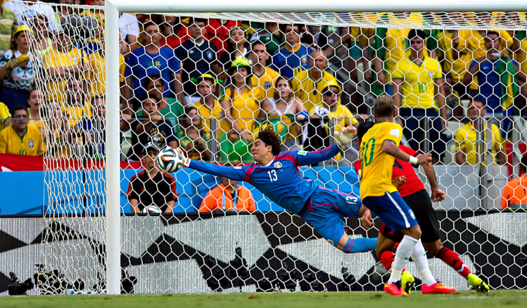 La atajada de Ochoa es parte de la historia de los Mundiales | Foto: Mexsport