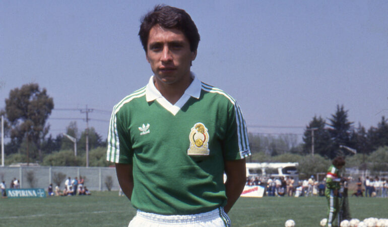 Manuel Negrete es el autor del gol más bonito de los mundiales. FOTO: Mexsport