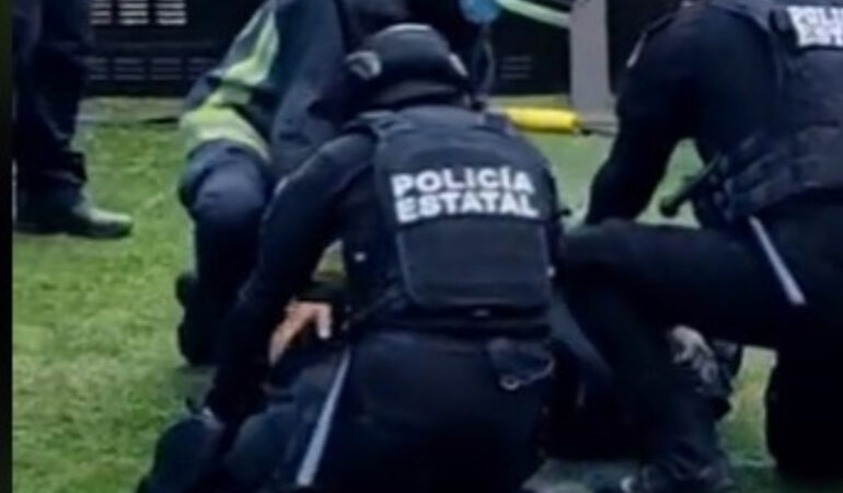 Policía se convulsiona en el Puebla-Chivas. FOTO Especial
