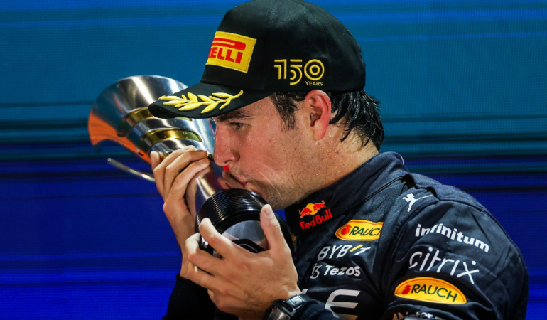 Sergio Pérez contento con el resultado. Foto: @Schecoperez