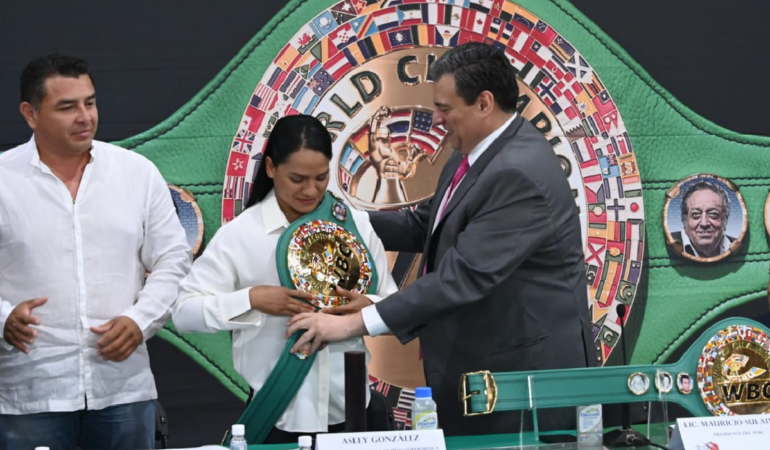 La peleadora se mostró bastante contenta al recibir el oro / Foto: Cortesía CMB