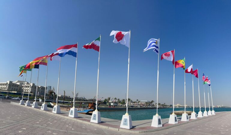 La Flag Plaza de Doha tiene todas las banderas de los participantes de Qatar 2022. | Foto: Miguel Ángel Mújica