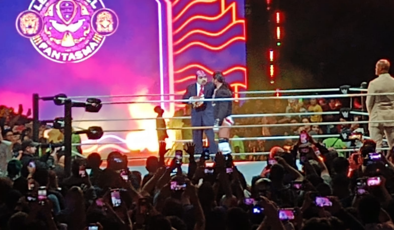 Santos Escobar junto al Fantasma en la WWE. Foto: Yael Rueda