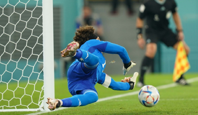 Memo Ochoa se lució y es el segundo mexicano que ataja un penalti en el Mundial / Foto: Erik Estrella