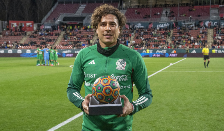 Guillermo Ochoa fue reconocido por la Seleccion Mexicana _ Foto_ @miseleccionmx
