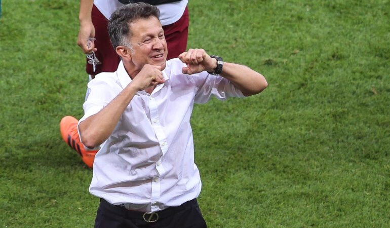 Juan Carlos Osorio da un consejo técnico a Tata Martino. FOTO: Mexsport