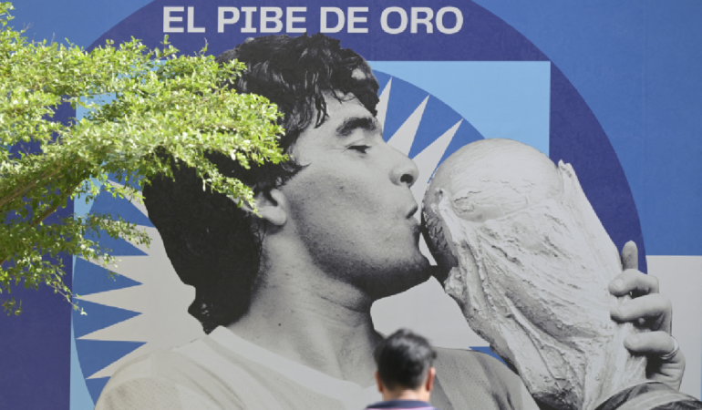 Maradona sigue siendo parte de la memoria colectiva de los aficionados al futbol | Foto: AFP