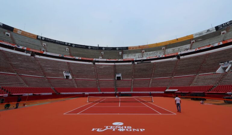 Últimos preparativos a la cancha de arcilla para el juego entre Nadal vs Ruud este 1 de Diciembre en Plaza México. | Foto Ramón Romero ESTO