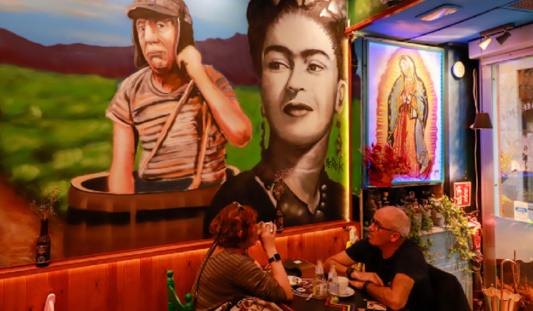 Las paredes del restaurante mexicano revelan personajes de la cultura tricolor / Foto: Luis Garduño