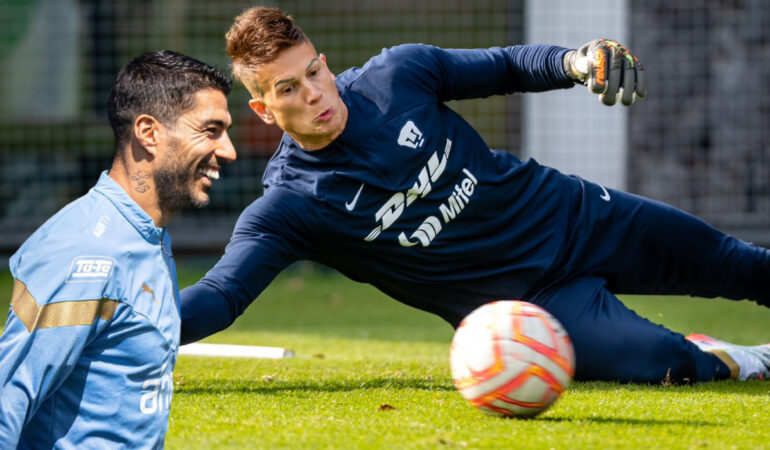 Luis Suárez felicitó a Sebastián Sosa por su llegada a Pumas. FOTO: @PumasMX / Especial
