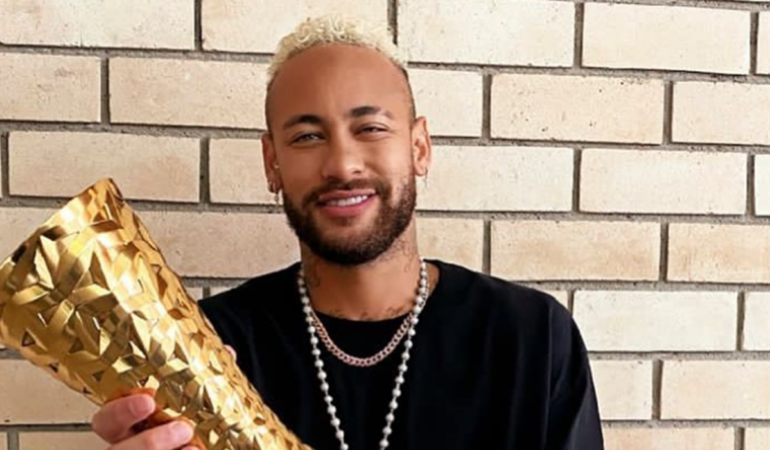 Neymar Jr. recibe reconocimiento que le otorgaron a Pele. Foto: Instagram