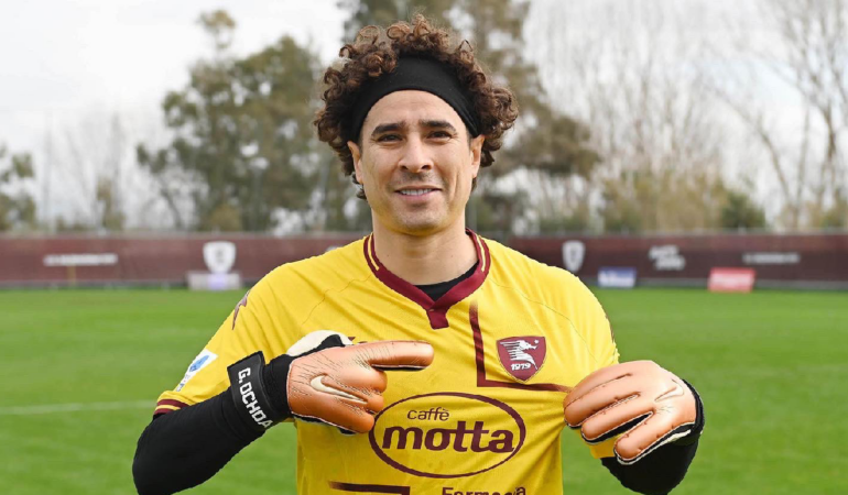 Ochoa ya porta la playera de su nuevo equipo. Foto: @OfficialUSS1919
