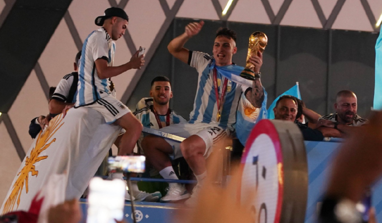 Plantel argentino levantando la Copa del Mundo | Foto: Erik Estrella