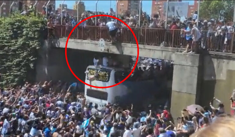 Aficionado intenta saltar al autobús de Argentina desde un puente y termina en el suelo. | Foto: Captura