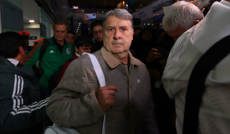 Tata Martino fue cuestionado por los aficionados que estaban en el AICM / Foto: Ramón Romero