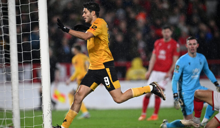 Raúl Jiménez marcó su primer gol del 2023 con los Wolves en la Copa de Inglaterra. | Foto: AFP