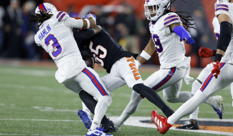 Damar Hamlin lucha por su vida en estos momentos | Foto: AFP