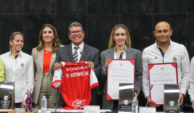 El equipo de Chivas Femenil fue reconocido. Foto: Cortesía Senado