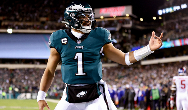 Jalen Hurts no mostró señales de lesión en el partido | Foto: AFP