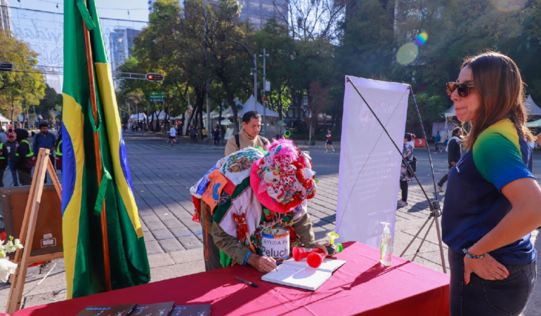 Mexicanos escriben condolencias a Pele. Foto: Luis Garduño