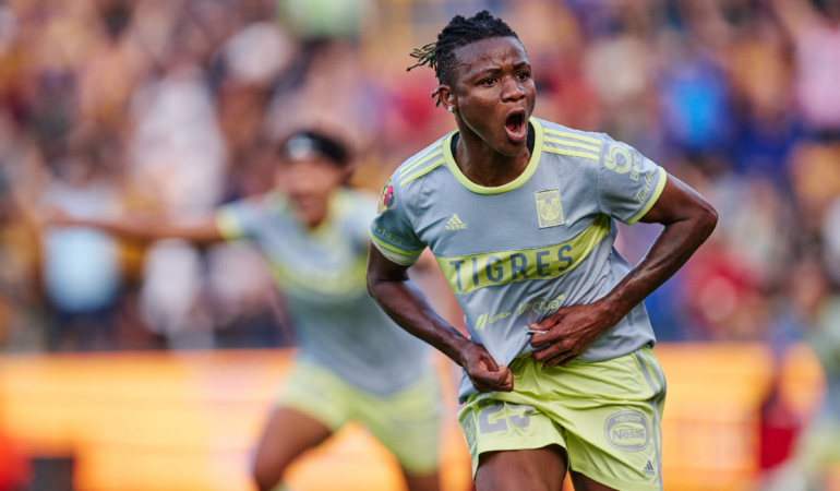 Uchenna Kanu brilló ante el Bayern Munich | Foto: Mexsport