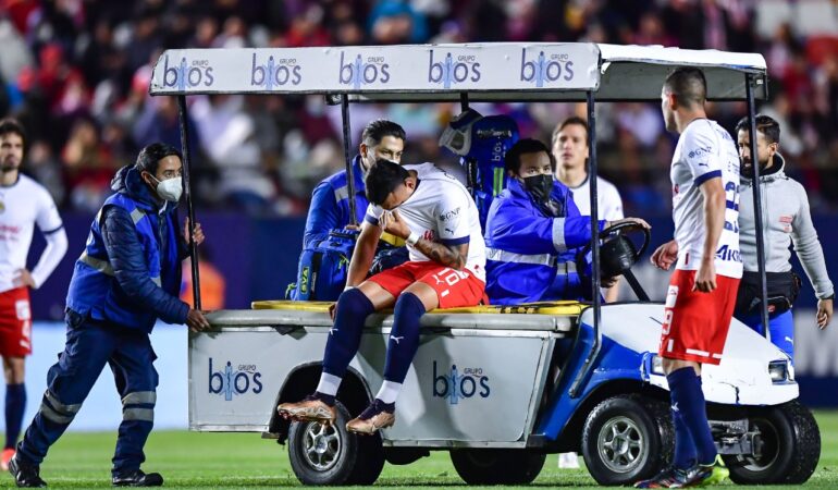 Así se lesionó Alexis Vega ante San Luis; Se prenden las alarmas en Chivas. | Foto: MEXSPORT