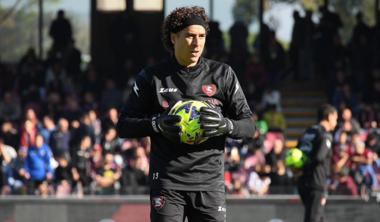 Guillermo Ochoa ya es estrella de su equipo en Italia. Foto: @OfficialUSS1919
