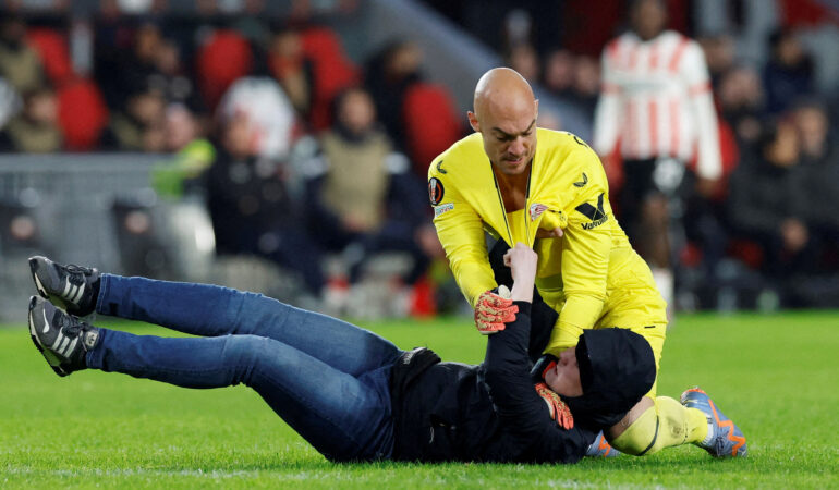 Marko Dmitrovic fue atacado por aficionado en el PSV vs Sevilla; el arquero respondió la agresión. | Foto: REUTERS