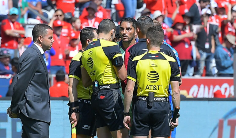 Chuy Corona fue expulsado por bronca al final del Cruz Azul vs Toluca. | Foto: MEXSPORT