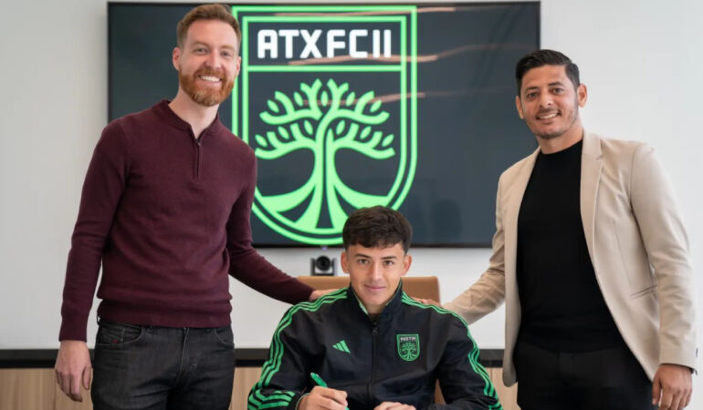Christo Vela firma con el Austin FC. FOTO: @cancun_fc