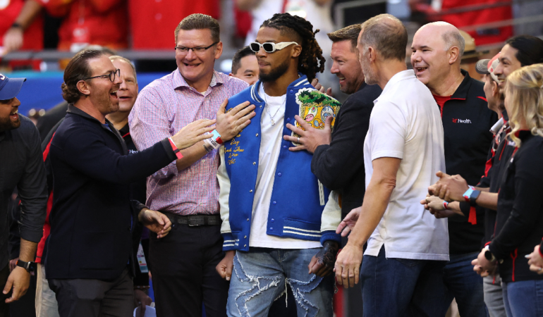 Damar Hamlin fue ovacionado en el Super Bowl / Foto: AFP