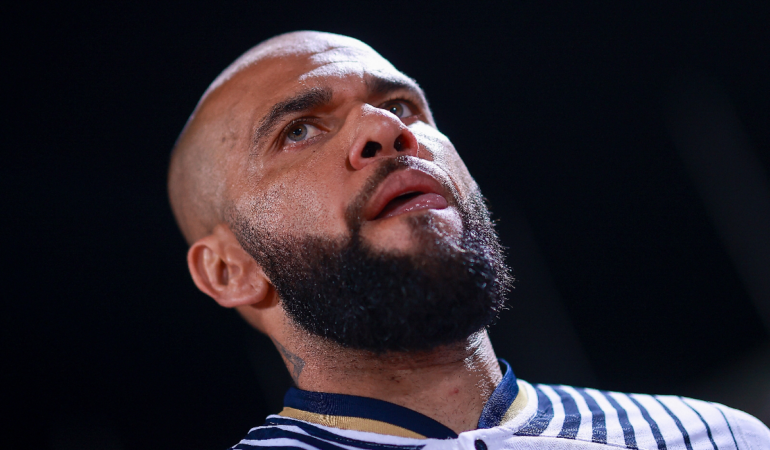 Dani Alves tendría que pagarle a Pumas. Foto: Mexsport