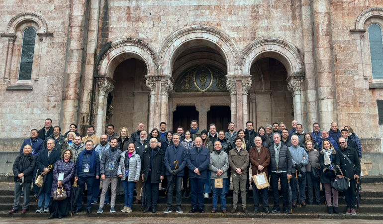 Integrantes de los comités, invitados y directivos, en una visita a la Basílica de Covadonga / Foto: Salón de la Fama del Futbol Internacional