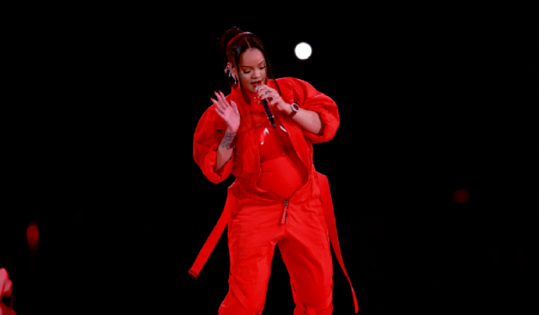 Rhianna se presentó en el mediotiempo del SB. Foto: AFP